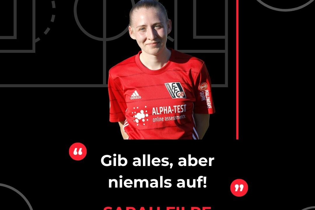 Portrait von Sarah Filpe in rotem Trikot des 1. FFC Niederkirchen mit einem Zitat. Hintergrund mit Fu&szlig;ballfeld-Layout.