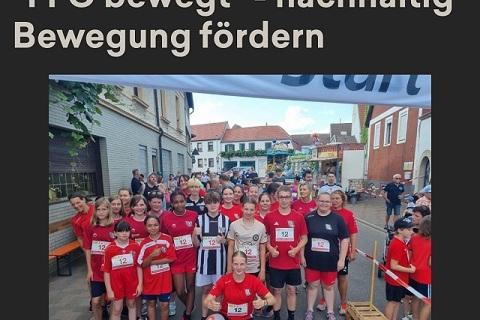 Gruppencollage von Teilnehmern in roten Trikots bei einer Sportveranstaltung unter einem Startbanner in einer Stra&szlig;e.