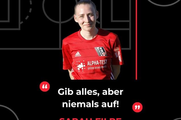 Portrait von Sarah Filpe in rotem Trikot des 1. FFC Niederkirchen mit einem Zitat. Hintergrund mit Fu&szlig;ballfeld-Layout.