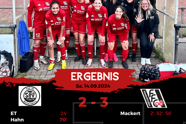Gruppenfoto einer Frauenfußballmannschaft in roten Trikots, lächelnd nach dem Spiel, mit Ergebnisangabe.