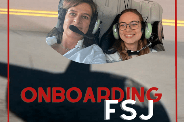 Pilotinnen im Cockpit eines Hubschraubers mit Headsets während des Onboardings. Hintergrund zeigt den Boden und Schatten des Flugzeugs.