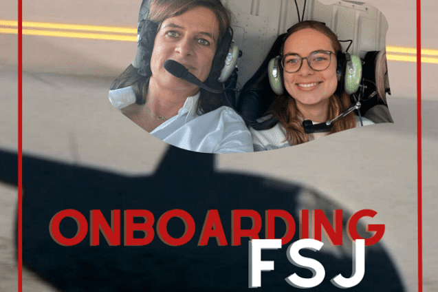 Pilotinnen im Cockpit eines Hubschraubers mit Headsets w&auml;hrend des Onboardings. Hintergrund zeigt den Boden und Schatten des Flugzeugs.
