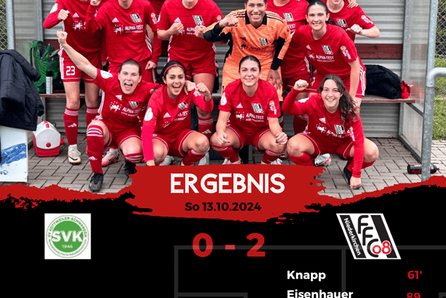 Gruppenfoto eines Fu&szlig;ballteams in roten Trikots, jubelnd nach dem Sieg mit 2:0. Ergebnis und Torsch&uuml;tzen eingeblendet.