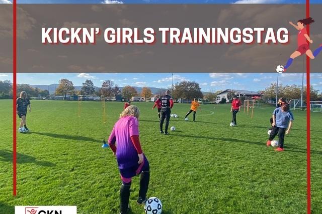 Mädchen trainieren auf einem Fußballplatz, während sie den Ball dribbeln und verschiedene Übungen ausführen.