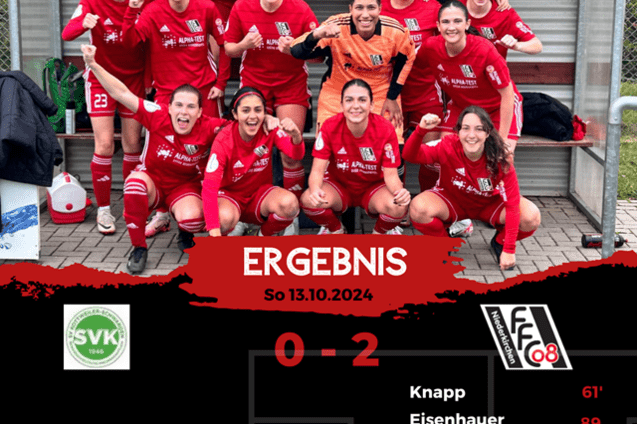 Gruppenfoto eines Fu&szlig;ballteams in roten Trikots, jubelnd nach dem Sieg mit 2:0. Ergebnis und Torsch&uuml;tzen eingeblendet.