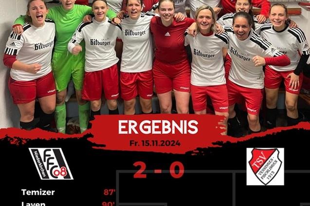 Mannschaftsfoto der Spielerinnen des FFC08 nach dem Sieg mit dem Ergebnis 2:0 gegen TSV, gefeiert in der Umkleide.