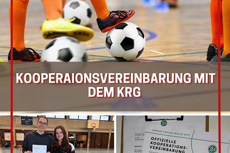 Fu&szlig;ballspieler auf einem Feld mit einem Schriftzug zur Kooperationsvereinbarung zwischen dem KRG und einem Verein.