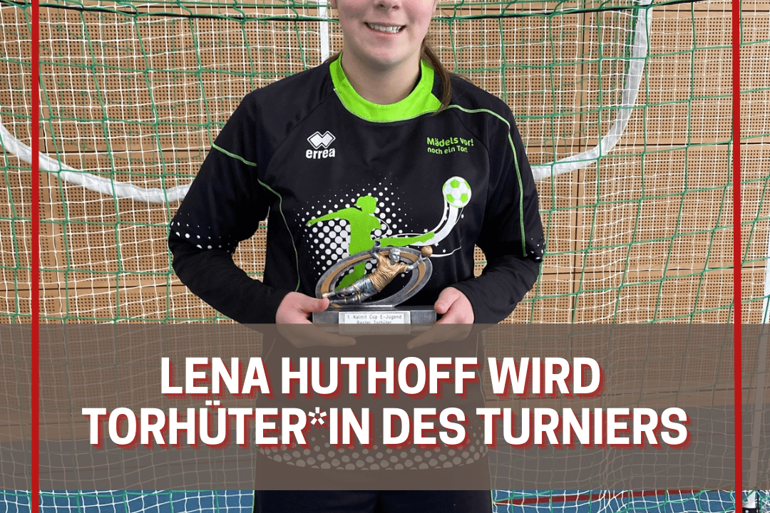 Lena Huthoff in Sportkleidung h&auml;lt einen Pokal vor einem Handballtor.