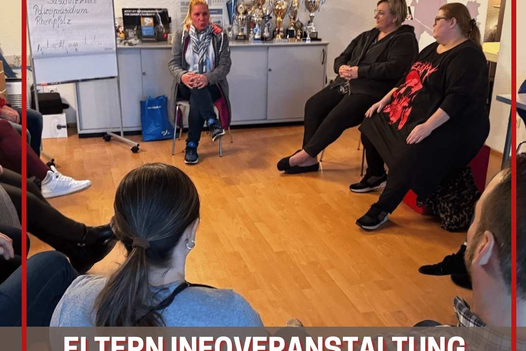 Eltern-Infoveranstaltung zur Prävention sexualisierter Gewalt mit mehreren Zuhörern und Referentinnen in einem Raum.