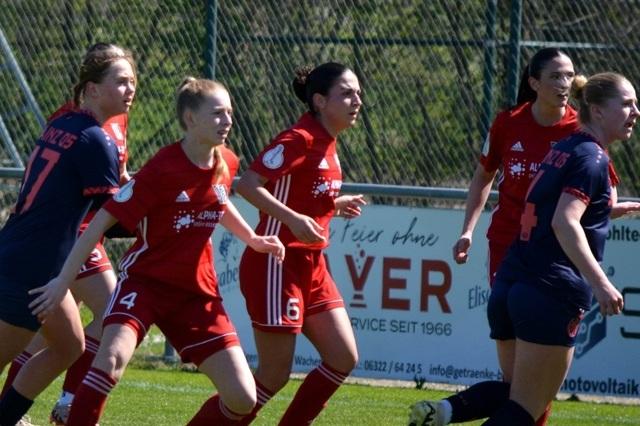 Spielszene mit mehreren Fu&szlig;ballspielerin auf einem gr&uuml;nen Feld, Ergebnis 0:1, Torsch&uuml;tzin Gerlach, Spieltag 06.04.2025.