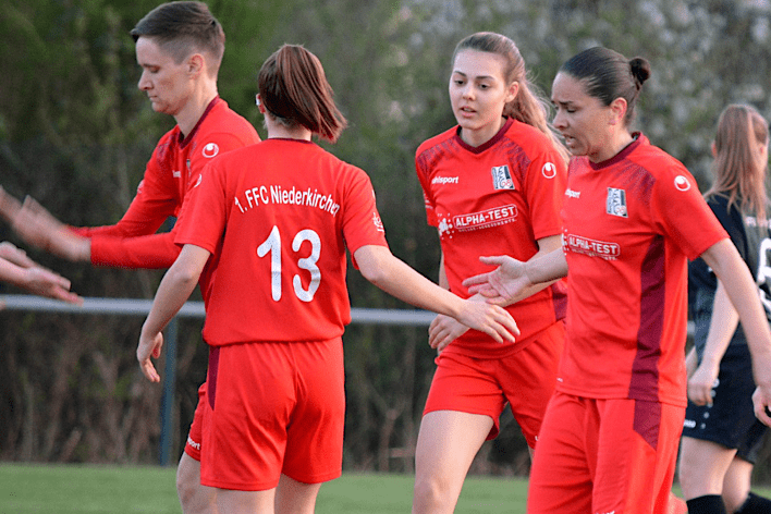 Spielerinnen des 1. FFC Niederkirchen feiern nach einem Tor auf dem Spielfeld, Ergebnis 2-1 gegen Fortuna.