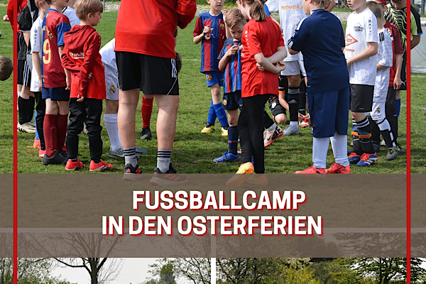 Kinder in Sportkleidung versammeln sich um einen Trainer beim Fu&szlig;ballcamp auf einem gr&uuml;nen Rasenplatz w&auml;hrend der Osterferien.