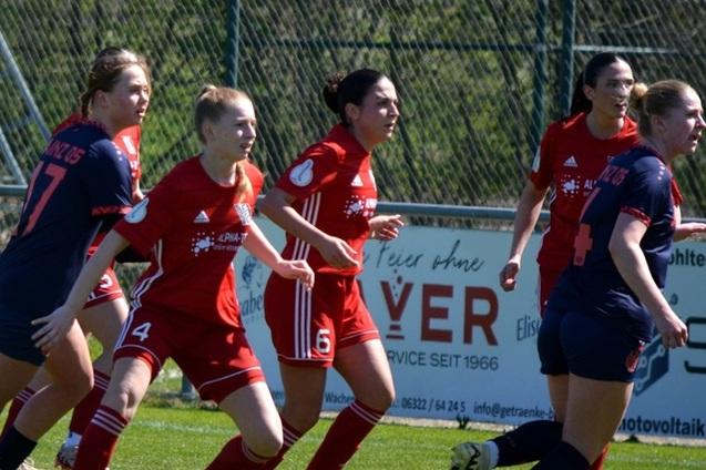 Spielszene mit mehreren Fußballspielerin auf einem grünen Feld, Ergebnis 0:1, Torschützin Gerlach, Spieltag 06.04.2025.