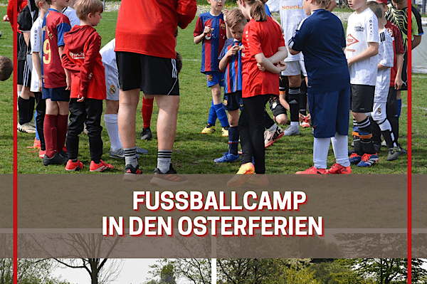 Kinder in Sportkleidung versammeln sich um einen Trainer beim Fu&szlig;ballcamp auf einem gr&uuml;nen Rasenplatz w&auml;hrend der Osterferien.