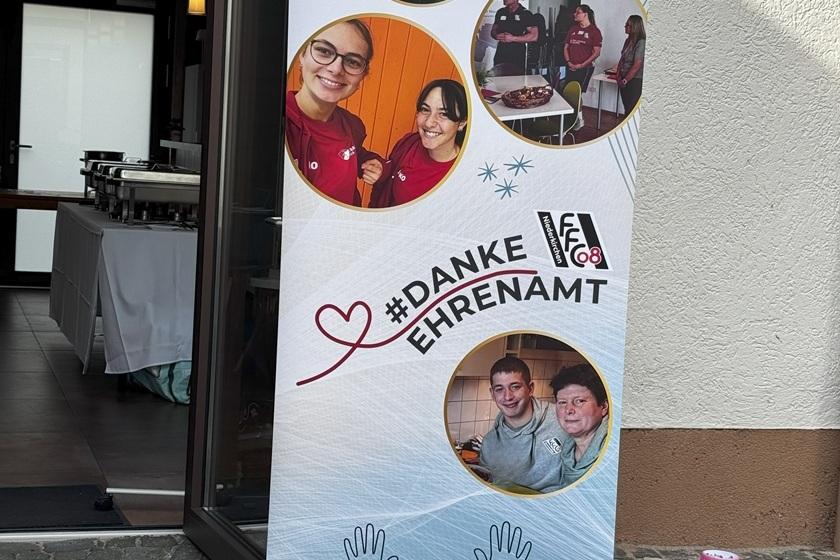 Banner mit dem Text „#DANKE EHRENAMT“ und vier Bildern von engagierten Personen in verschiedenen Aktivitäten.
