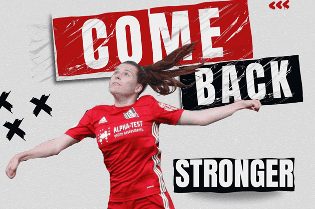 Sportlerin in rotem Trikot springt hoch, um den Ball zu spielen. Text im Hintergrund: "COME BACK STRONGER".