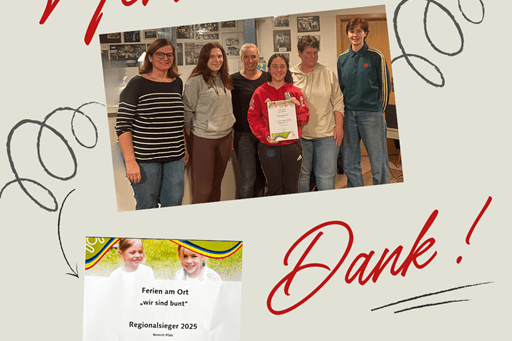 Gruppe von sechs Personen h&auml;lt eine Urkunde, umringt von einem Dankeschreiben und einem Preisplakat.