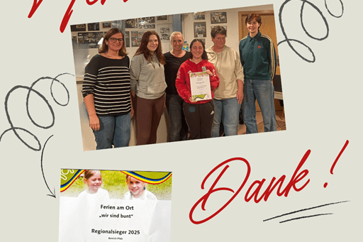 Gruppe von sechs Personen hält eine Urkunde, umringt von einem Dankeschreiben und einem Preisplakat.