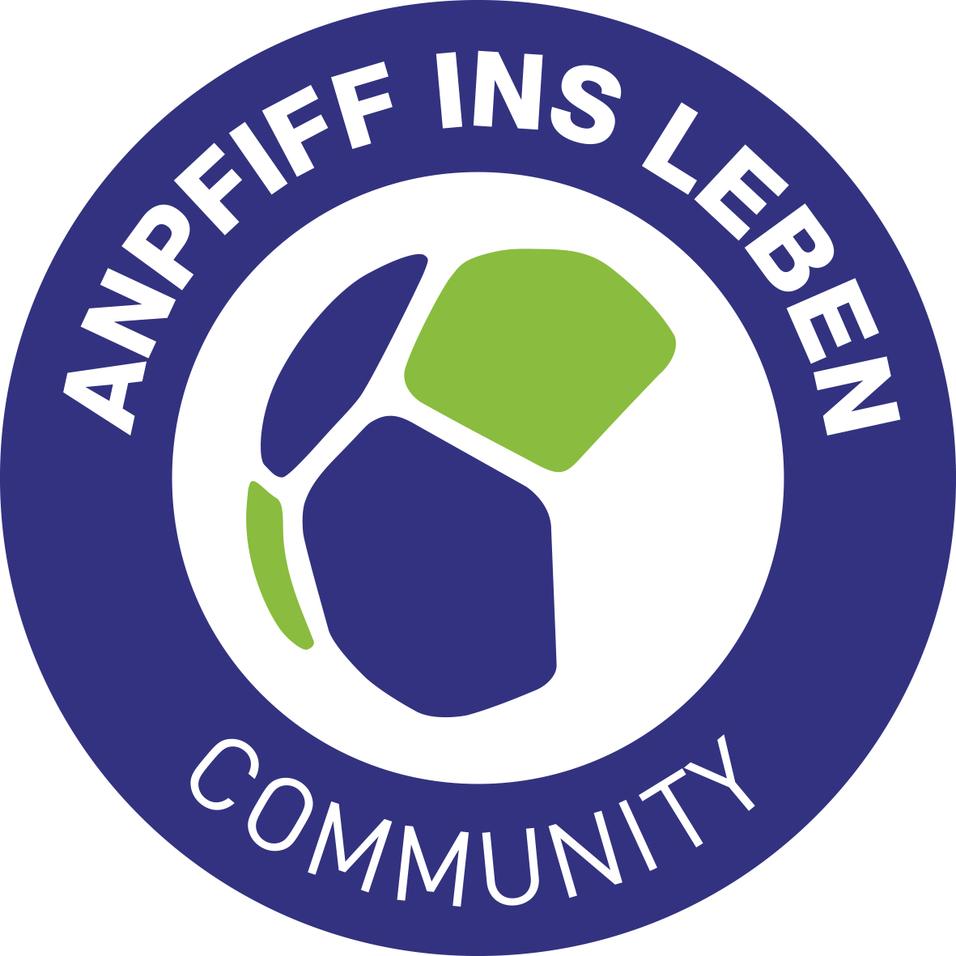 Rundes Logo mit den Worten &bdquo;ANPFIFF INS LEBEN&ldquo; und &bdquo;COMMUNITY&ldquo; sowie einem stilisierten Fu&szlig;ball in Gr&uuml;nt&ouml;nen.