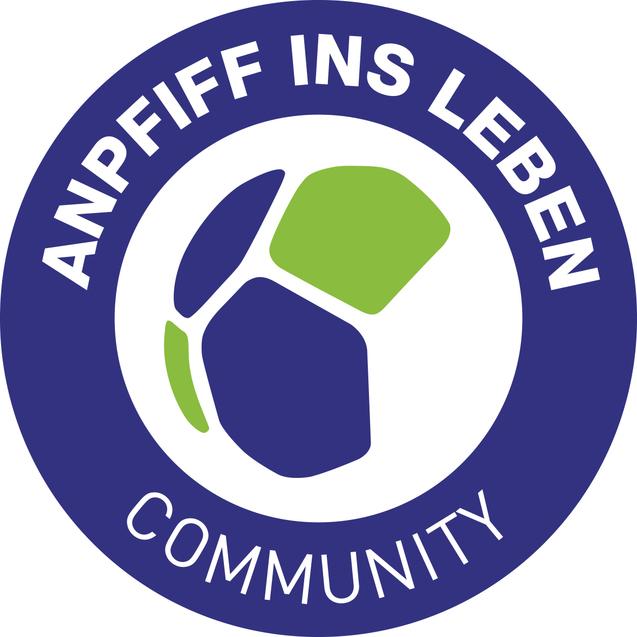 Rundes Logo mit den Worten &bdquo;ANPFIFF INS LEBEN&ldquo; und &bdquo;COMMUNITY&ldquo; sowie einem stilisierten Fu&szlig;ball in Gr&uuml;nt&ouml;nen.